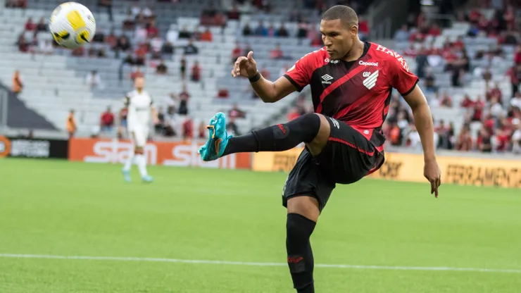 Matheus Felipe jogador do Athletico-PR durante partida contra o Flamengo no estadio Arena da Baixada pelo campeonato Brasileiro A 2022.
