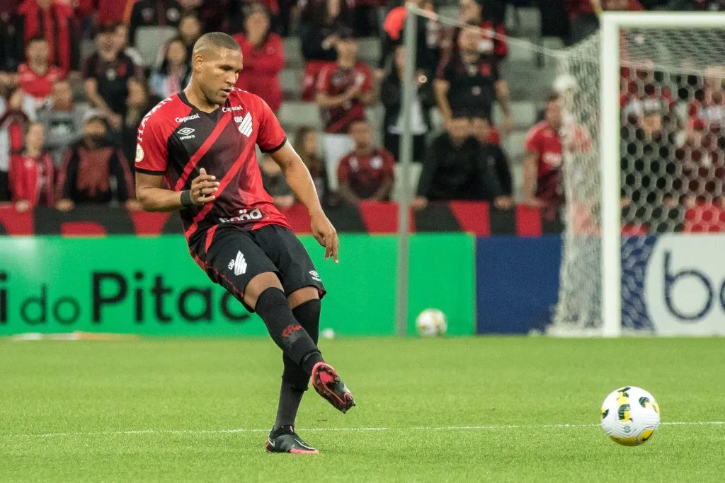 Matheus Felipe jogador do Athletico-PR durante partida contra o Atletico-MG no estadio Arena da Baixada pelo campeonato Brasileiro A 2022. Foto: Robson Mafra/AGIF