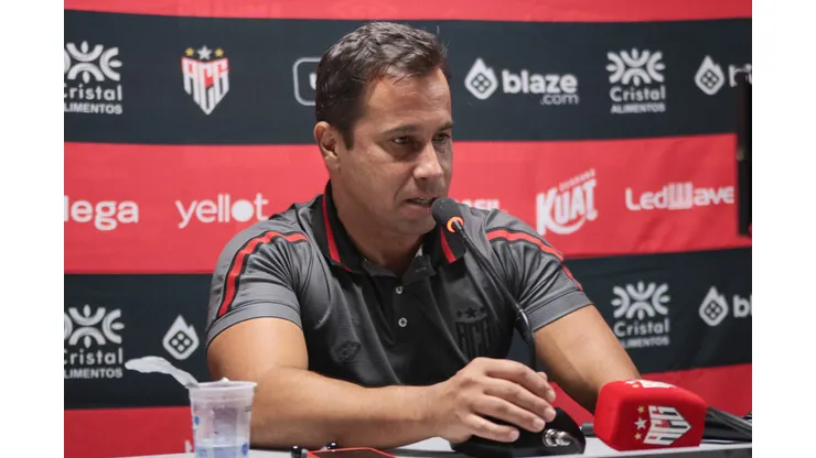 Anderson Gomes durante coletiva após confronto contra o Athletico-PR no Brasileirão 2024.