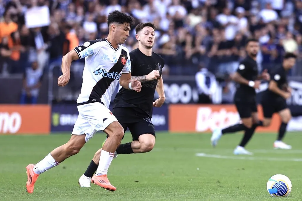 Garro e Maxime Dominguez durante partida entre Corinthians e Vasco pelo Campeonato Brasileiro A 2024. Foto: Marcello Zambrana/AGIF