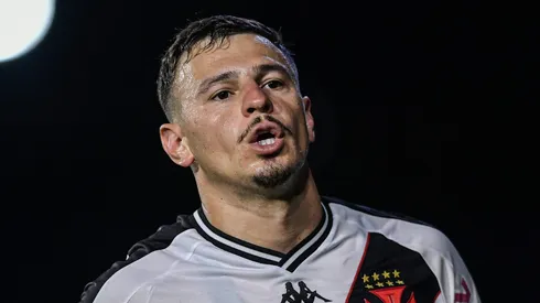 Hugo Moura é titular no Vasco.