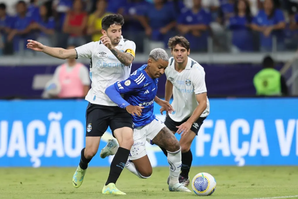 MG – BELO HORIZONTE – 27/11/2024 – BRASILEIRO A 2024, CRUZEIRO X GREMIO – Matheus Pereira jogador do Cruzeiro disputa lance com Villasanti jogador do Gremio durante partida no estadio Mineirao pelo campeonato Brasileiro A 2024. Foto: Gilson Lobo/AGIF