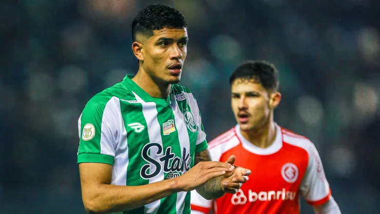 Lucas Barbosa jogador do Juventude disputa lance com Romulo jogador do Internacional durante partida no estadio Alfredo Jaconi pelo campeonato Copa Do Brasil 2024. Foto: Giancarlo Santorum/AGIF
