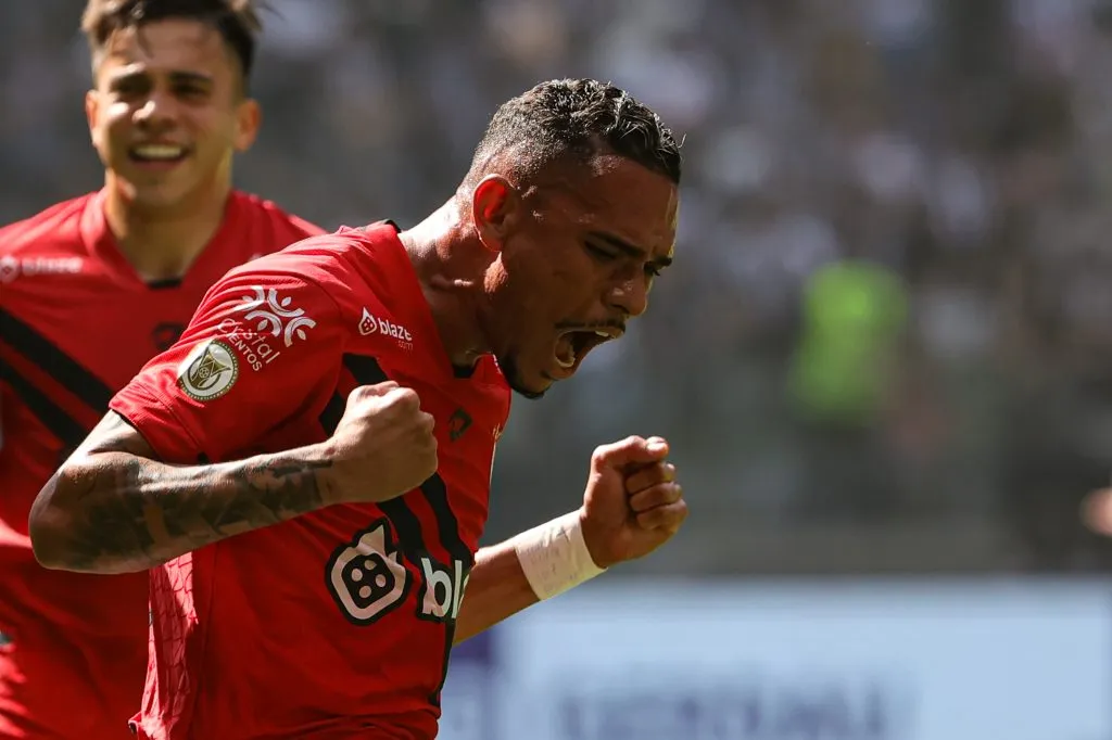 Luiz Fernando comemorando gol durante partida contra o Atletico-MG no Campeonato Brasileiro A 2024. Foto: Gilson Lobo/AGIF