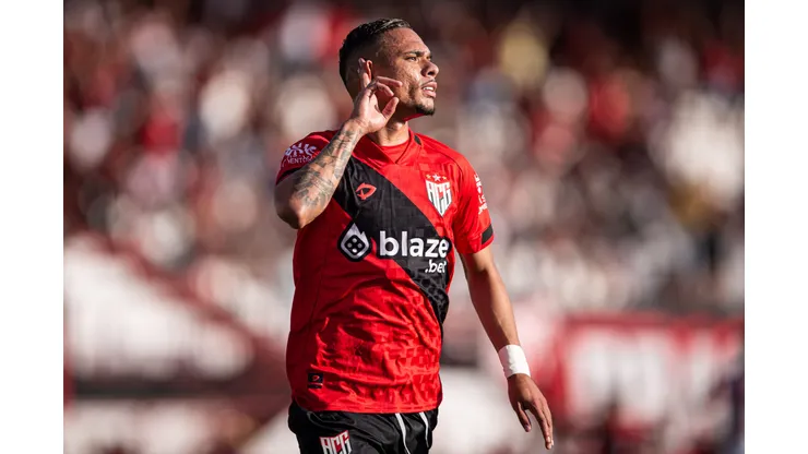 Luiz Fernando durante confronto contra o CRB na Série B de 2023.