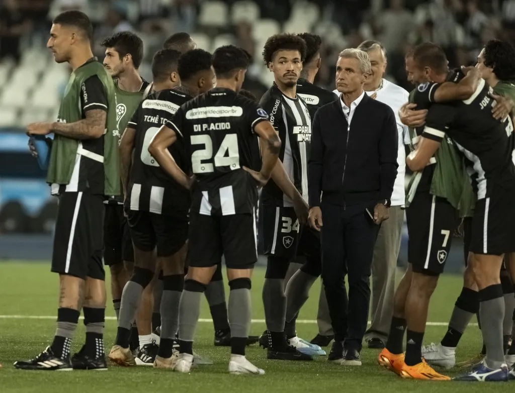 RJ – RIO DE JANEIRO – 29/06/2023 – COPA SUL-AMERICANA 2023, BOTAFOGO X MAGALLANES – Luis Castro tecnico do Botafogo apos a partida contra o Magallanes no estadio Engenhao pelo campeonato Copa Sul-Americana 2023. Foto: Jorge Rodrigues/AGIF