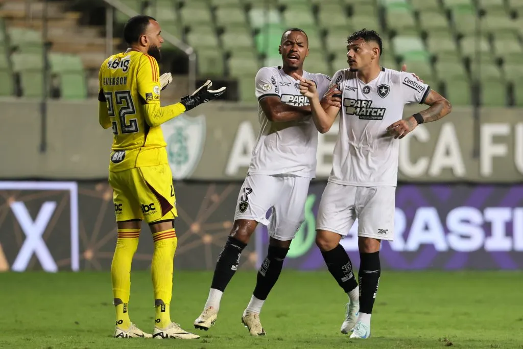 Everson jogador do Atletico-MG discute com jogador Tiquinho Soares do Botafogo durante partida no Independência pelo campeonato Brasileiro A 2024. Foto: Gilson Lobo/AGIF