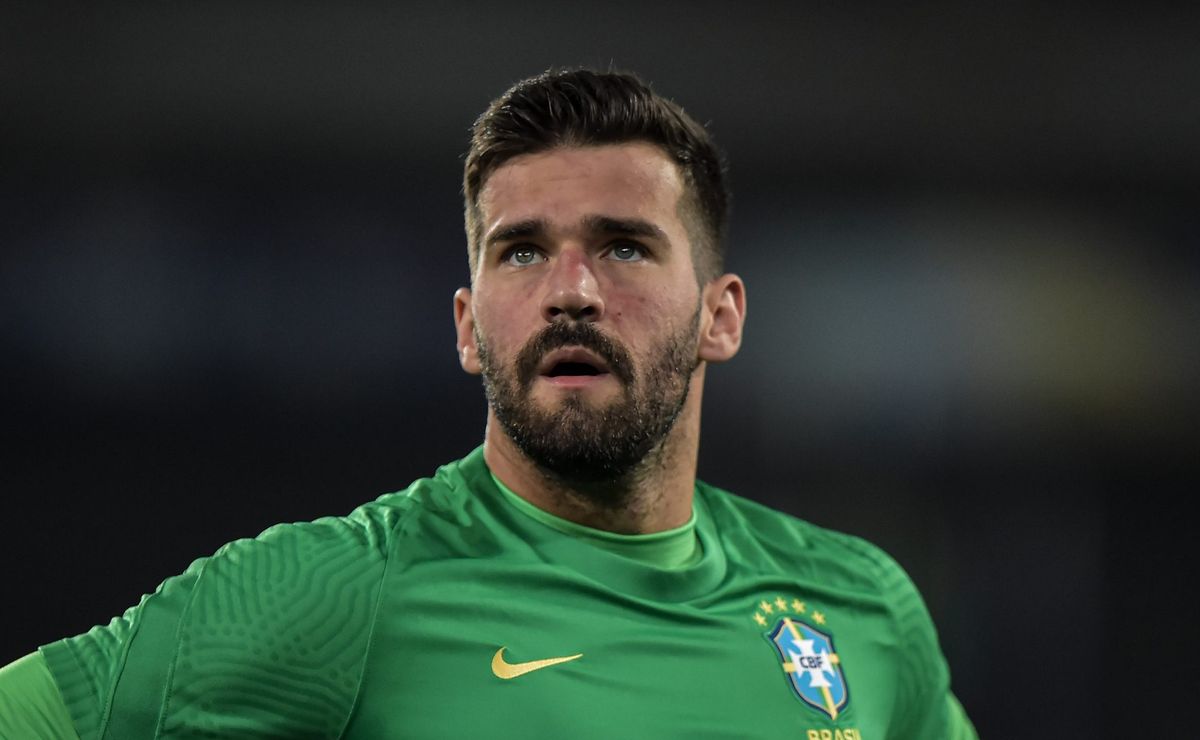 Alisson, do Liverpool-ING, é aprovado em possível retorno ao Internacional