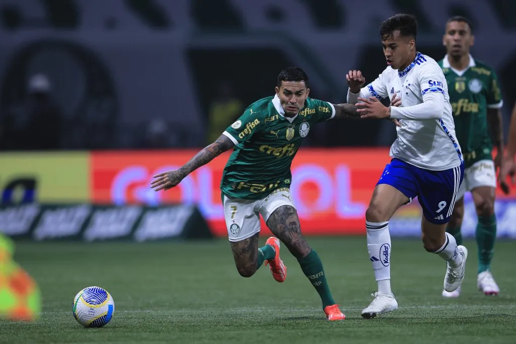 SP – SAO PAULO – 20/07/2024 – BRASILEIRO A 2024, PALMEIRAS X CRUZEIRO – Dudu jogador do Palmeiras disputa lance com Kaio Jorge jogador do Cruzeiro durante partida no estadio Arena Allianz Parque pelo campeonato Brasileiro A 2024. Foto: Ettore Chiereguini/AGIF