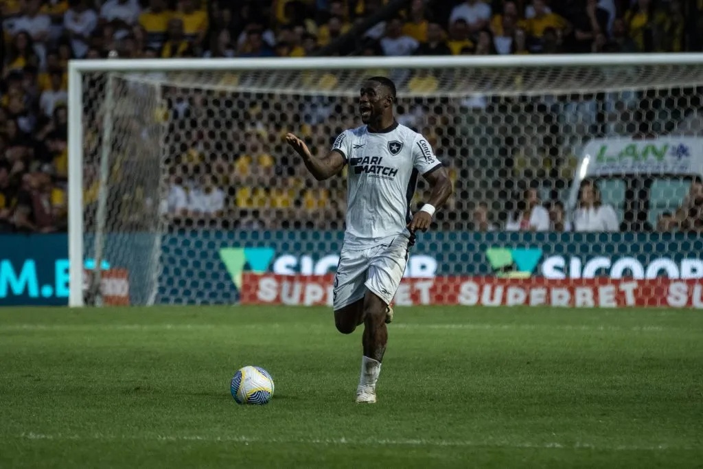 Bastos jogador do Botafogo –  Foto: Leonardo Hubbe/AGIF