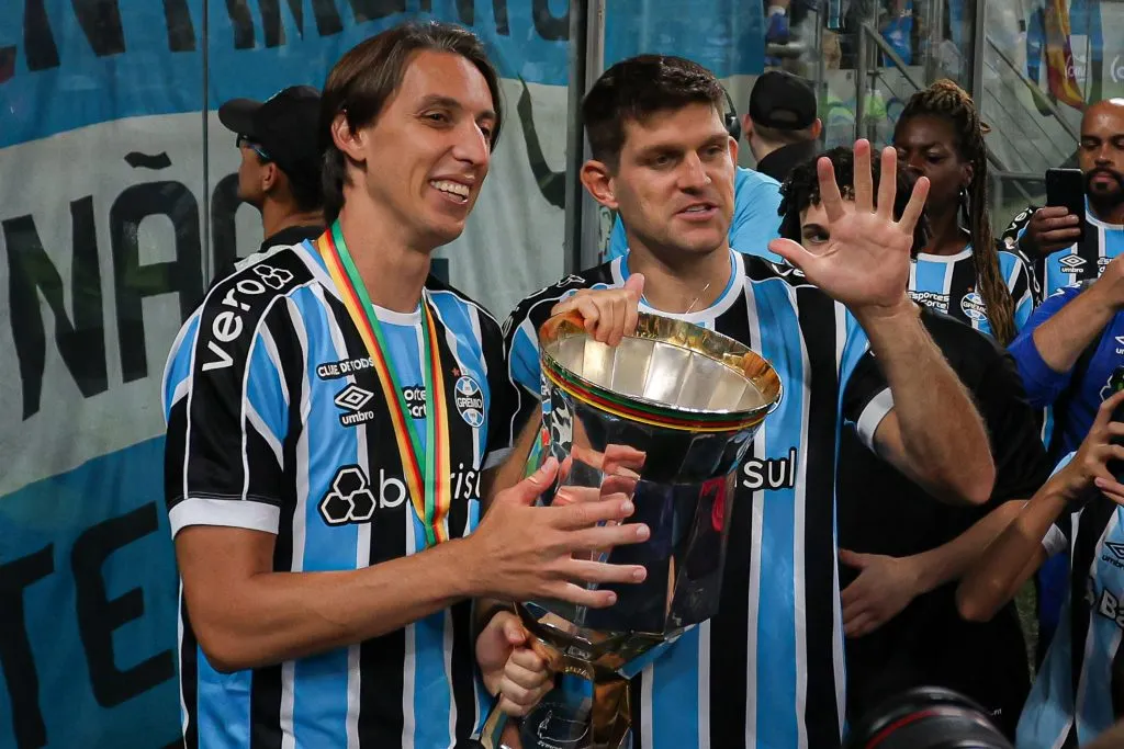 Geromel e Kannemann, jogadores do Grêmio comemoram titulo – Foto: Maxi Franzoi/AGIF