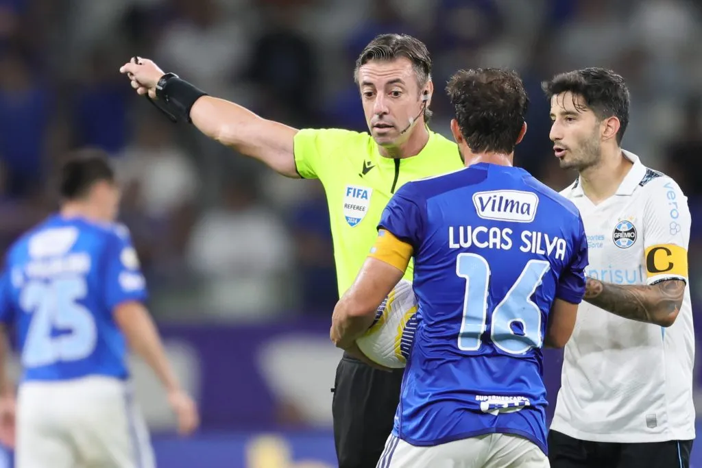 MG – BELO HORIZONTE – 27/11/2024 – BRASILEIRO A 2024, CRUZEIRO X GREMIO – O arbitro Raphael Claus durante partida entre Cruzeiro e Gremio no estadio Mineirao pelo campeonato Brasileiro A 2024. Foto: Gilson Lobo/AGIF