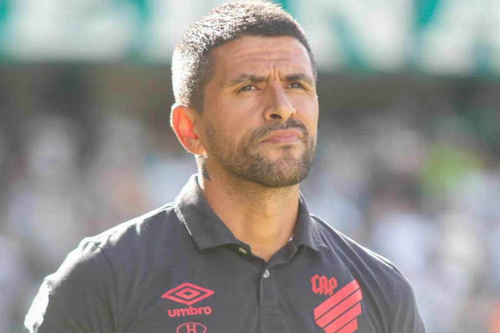 Lucho Gonzalez tecnico do Coritiba durante partida contra o Athletico-PR no estadio Arena da Baixada pelo campeonato Paranaense 2022. Foto: Gabriel Machado/AGIF