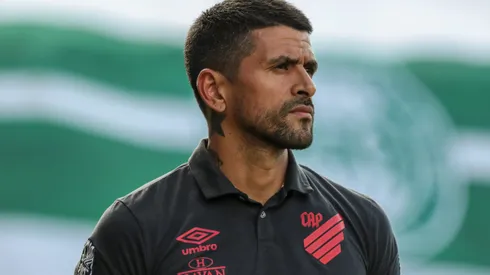 Lucho Gonzalez tecnico do Athletico-PR durante partida contra o Coritiba no estadio Couto Pereira pelo campeonato Paranaense 2022.