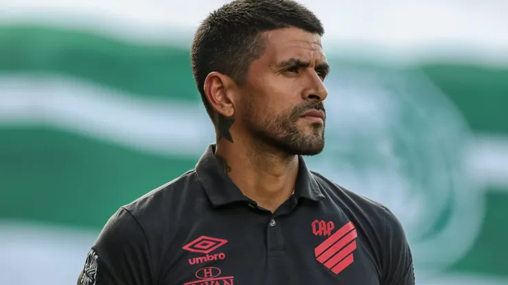 Lucho Gonzalez tecnico do Athletico-PR durante partida contra o Coritiba no estadio Couto Pereira pelo campeonato Paranaense 2022.