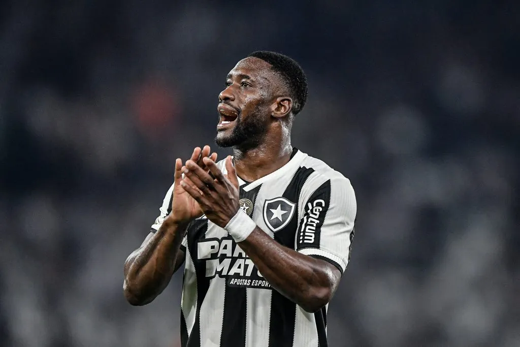 RJ – RIO DE JANEIRO – 18/08/2024 – BRASILEIRO A 2024, BOTAFOGO X FLAMENGO – Bastos jogador do Botafogo durante partida contra o Flamengo no estadio Engenhao pelo campeonato Brasileiro A 2024. Foto: Thiago Ribeiro/AGIF