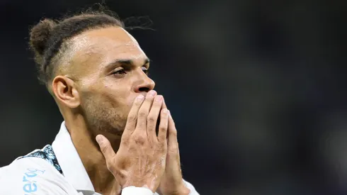 MG – BELO HORIZONTE – 27/11/2024 – BRASILEIRO A 2024, CRUZEIRO X GREMIO – Braithwaite jogador do Gremio comemora seu gol durante partida contra o Cruzeiro no estadio Mineirao pelo campeonato Brasileiro A 2024. Foto: Gilson Lobo/AGIF