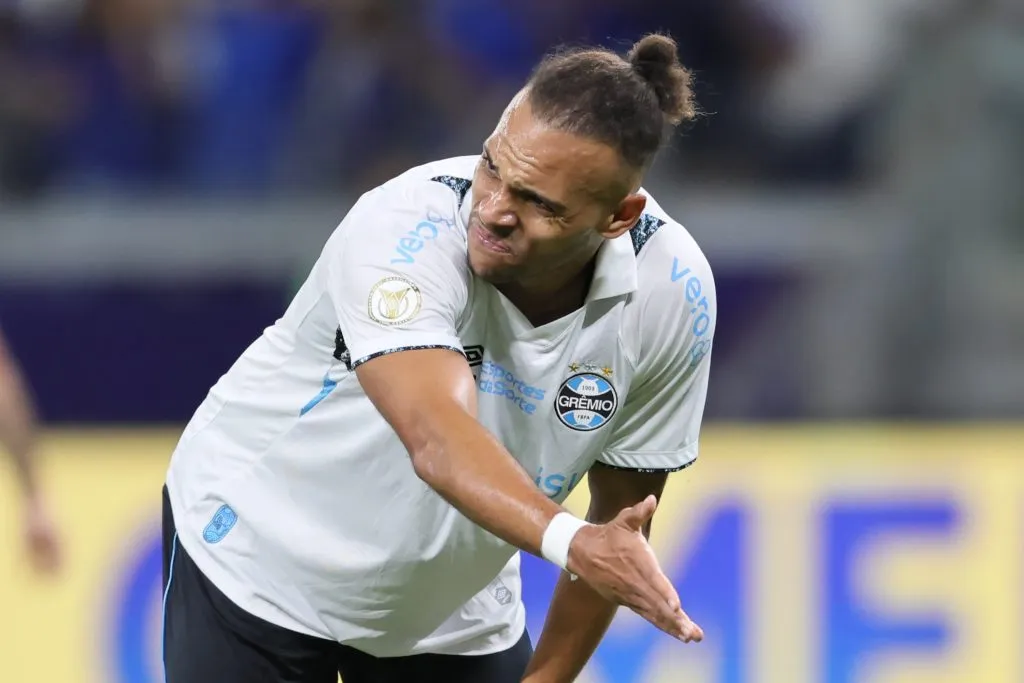 MG – BELO HORIZONTE – 27/11/2024 – BRASILEIRO A 2024, CRUZEIRO X GREMIO – Braithwaite jogador do Gremio lamenta durante partida contra o Cruzeiro no estadio Mineirao pelo campeonato Brasileiro A 2024. Foto: Gilson Lobo/AGIF