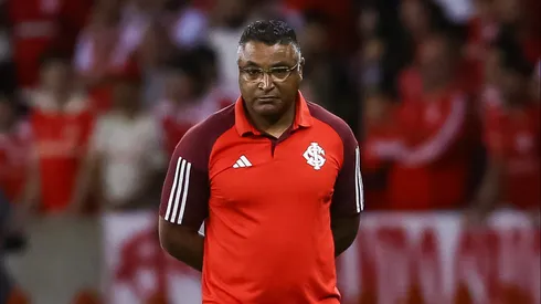 PORTO ALEGRE, BRAZIL – OCTOBER 30: Roger Machado head coach of Internacional looks on during the match between Internacional and Flamengo as part of Brasileirao 2024 at Beira-Rio Stadium on October 30, 2024 in Porto Alegre, Brazil. (Photo by Pedro H. Tesch/Getty Images)