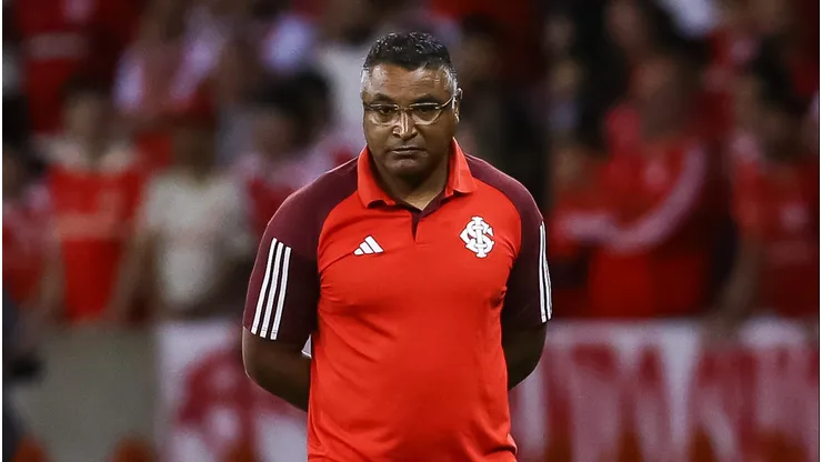 PORTO ALEGRE, BRAZIL - OCTOBER 30: Roger Machado head coach of Internacional looks on during the match between Internacional and Flamengo as part of Brasileirao 2024 at Beira-Rio Stadium on October 30, 2024 in Porto Alegre, Brazil. (Photo by Pedro H. Tesch/Getty Images)