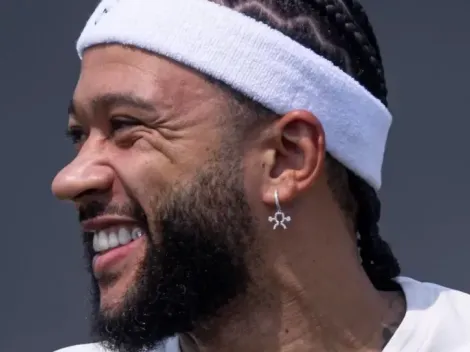 Memphis Depay visita torcida organizada e participa de roda de samba