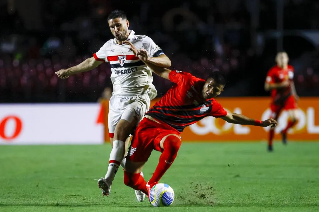 Calleri, jogador do São Paulo, segue ausente dos treinos e não deve enfrentar o Grêmio. Foto: Marco Miatelo/AGIF