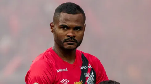 Nikao jogador do Athletico-PR durante execucao do hino nacional antes da partida contra o Atletico-GO no estadio Arena da Baixada pelo campeonato Brasileiro A 2024.