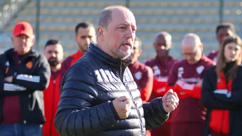 Alessandro Barcellos, presidente do Internacional, falando com o elenco antes do treino.