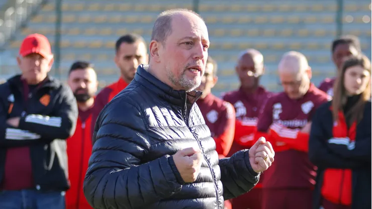 Alessandro Barcellos, presidente do Internacional, falando com o elenco antes do treino.