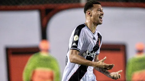 Joao Victor jogador do Vasco comemora seu gol com jogadores do seu time durante partida contra o Vitoria no estadio Barradao pelo campeonato Brasileiro A 2024.