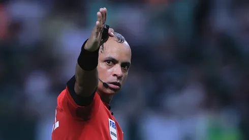 O árbitro Wilton Pereira Sampaio durante partida entre Palmeiras e Botafogo no estádio Arena Allianz Parque pelo campeonato Brasileiro A 2024. Foto: Ettore Chiereguini/AGIF