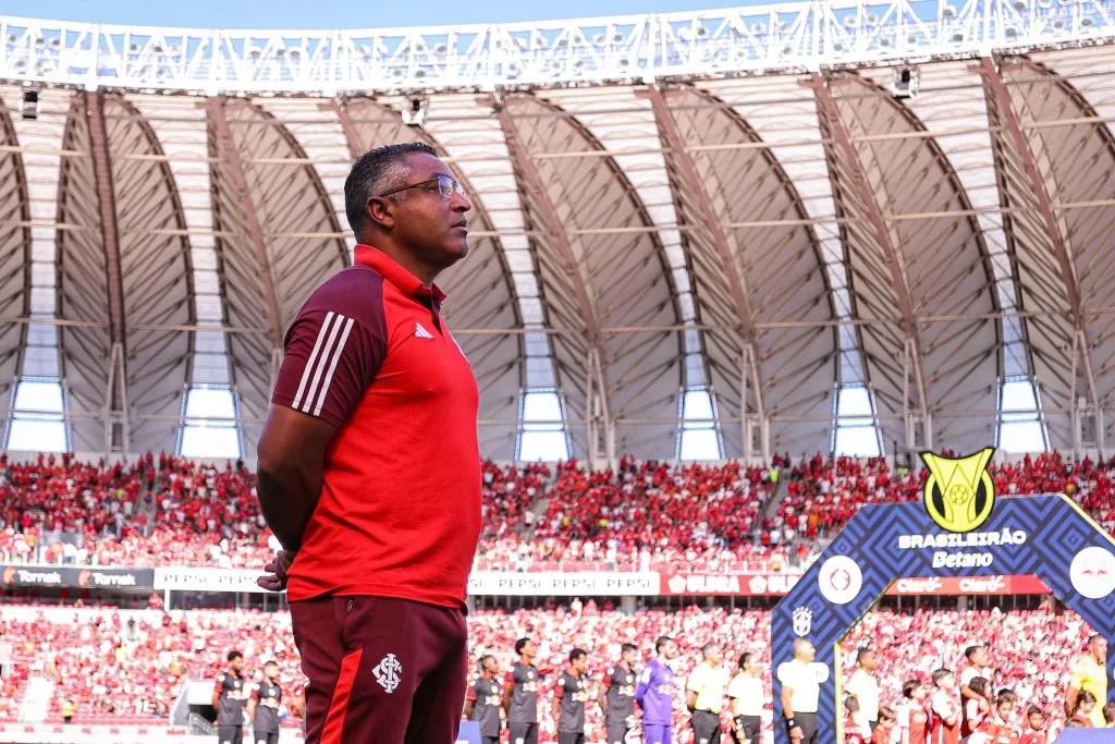 RS – PORTO ALEGRE – 24/11/2024 – BRASILEIRO A 2024, INTERNACIONAL X BRAGANTINO – Roger Machado tecnico do Internacional durante partida contra o Bragantino no estadio Beira-Rio pelo campeonato Brasileiro A 2024. Foto: Maxi Franzoi/AGIF