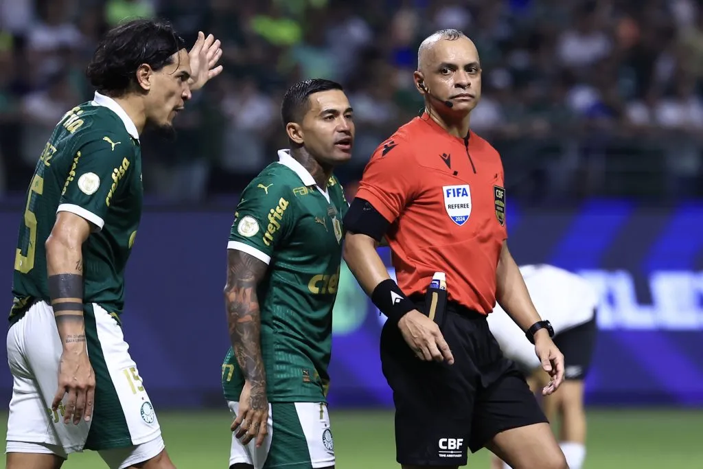SP – SAO PAULO – 26/11/2024 – BRASILEIRO A 2024, PALMEIRAS X BOTAFOGO – Dudu jogador do Palmeiras reclama com a arbitragem durante partida contra o Botafogo na Arena Allianz Parque pelo campeonato Brasileiro A 2024. Foto: Marcello Zambrana/AGIF