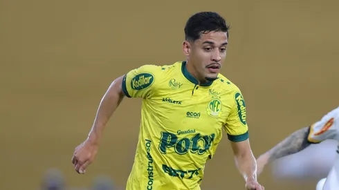 Neto Moura jogador do Mirassol disputa lance com Eduardo jogador do Novorizontino durante partida no estadio Jose Maria de Campos Maia pelo campeonato Brasileiro B 2024.