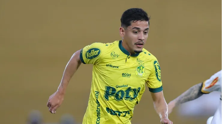 Neto Moura jogador do Mirassol disputa lance com Eduardo jogador do Novorizontino durante partida no estadio Jose Maria de Campos Maia pelo campeonato Brasileiro B 2024.