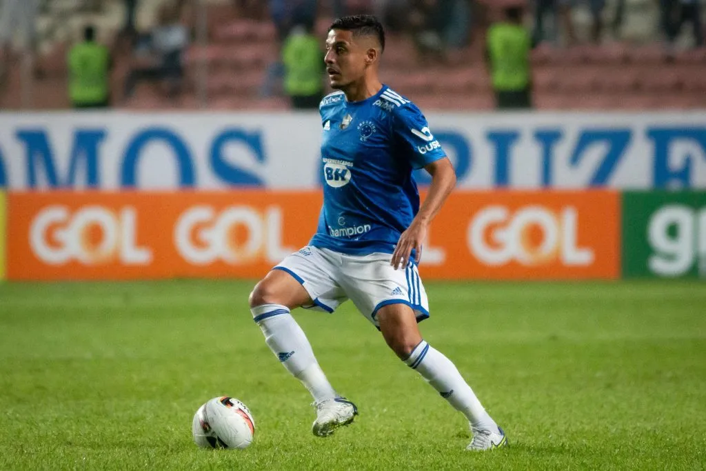 Neto Moura jogando no Cruzeiro em 2022 – Foto: Fernando Moreno/AGIF