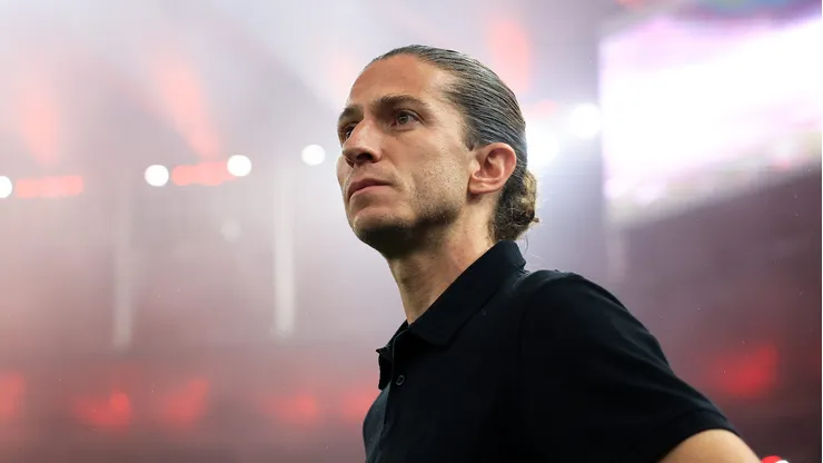 RIO DE JANEIRO, BRAZIL - NOVEMBER 13: Filipe Luis, head coach of Flamengo looks on prior to the match between Flamengo and Atletico Mineiro as part of Brasileirao 2024 at Maracana Stadium on November 13, 2024 in Rio de Janeiro, Brazil. (Photo by Buda Mendes/Getty Images)