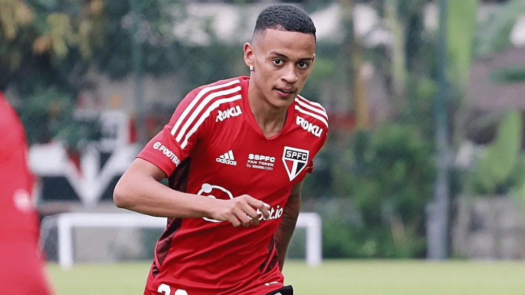 Caio Matheus treinando com elenco profissional do São Paulo em 2022 – Foto: Reprodução/SPFC