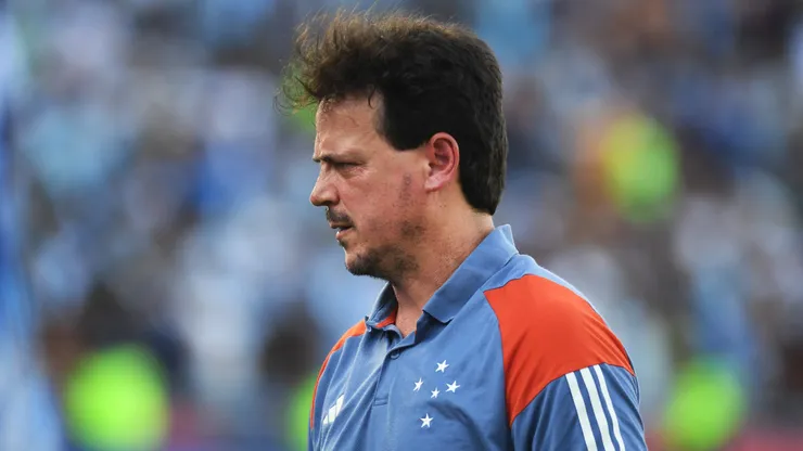 ASUNCION, PARAGUAY - NOVEMBER 23: Fernando Diniz, Head Coach of Cruzeiro walks off the pitch after the first half during the Copa CONMEBOL Sudamericana 2024 Final between Racing Club and Cruzeiro at Estadio General Pablo Rojas - La Nueva Olla on November 23, 2024 in Asuncion, Paraguay. (Photo by Christian Alvarenga/Getty Images)