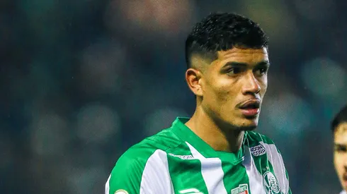 Lucas Barbosa jogador do Juventude disputa lance com Romulo jogador do Internacional durante partida no estadio Alfredo Jaconi pelo campeonato Copa Do Brasil 2024.