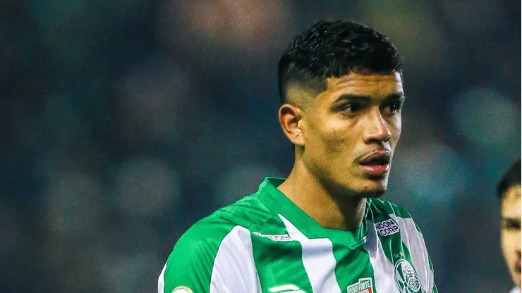 Lucas Barbosa jogador do Juventude disputa lance com Romulo jogador do Internacional durante partida no estadio Alfredo Jaconi pelo campeonato Copa Do Brasil 2024.