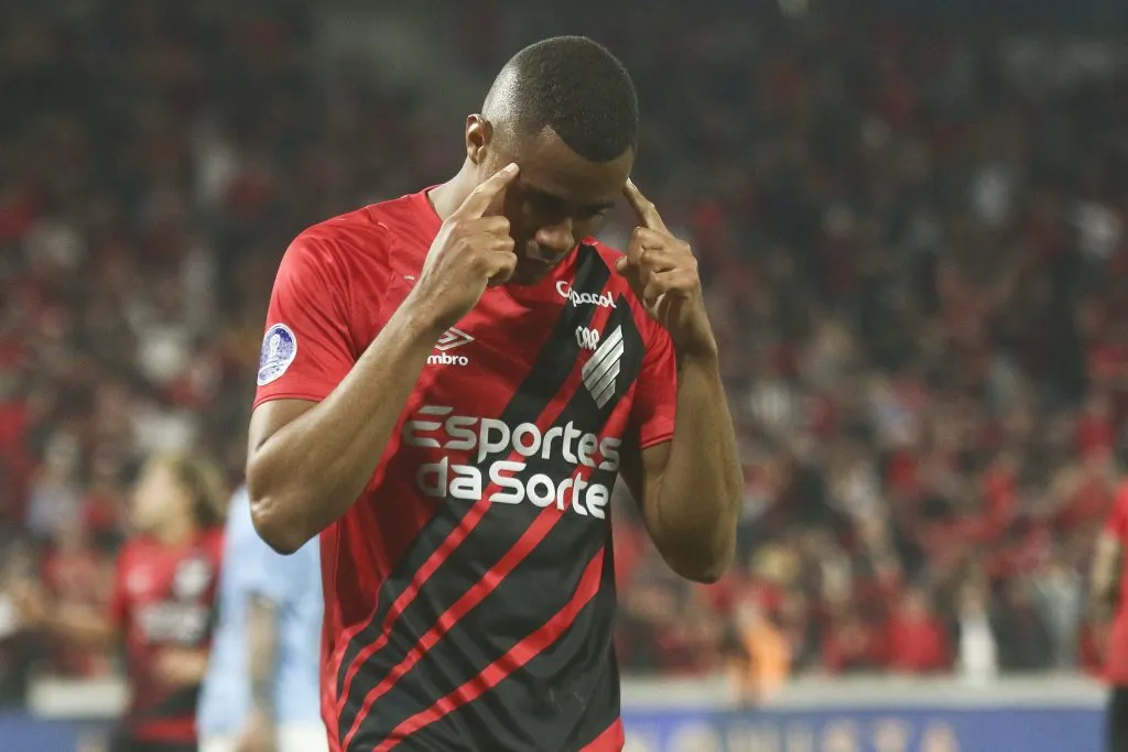 Erick comemorando gol durante partida contra o Belgrano na Copa Sul-Americana 2024. Foto: Gabriel Machado/AGIF