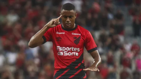 Erick, jogador do Athletico, comemora seu gol durante partida contra o Londrina, pelo Campeonato Paranaense de 2024.