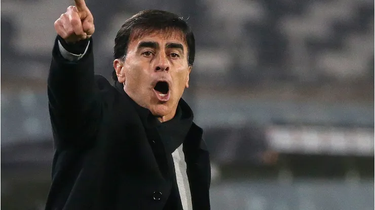 O treinador Gustavo Quinteros