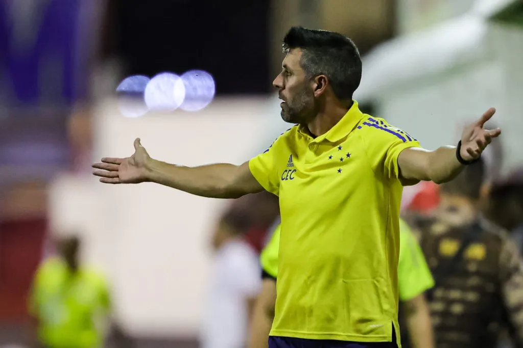 Paulo Pezzolano durante partida contra o Villa Nova no Campeonato Mineiro 2023. Foto: Gilson Junio/AGIF