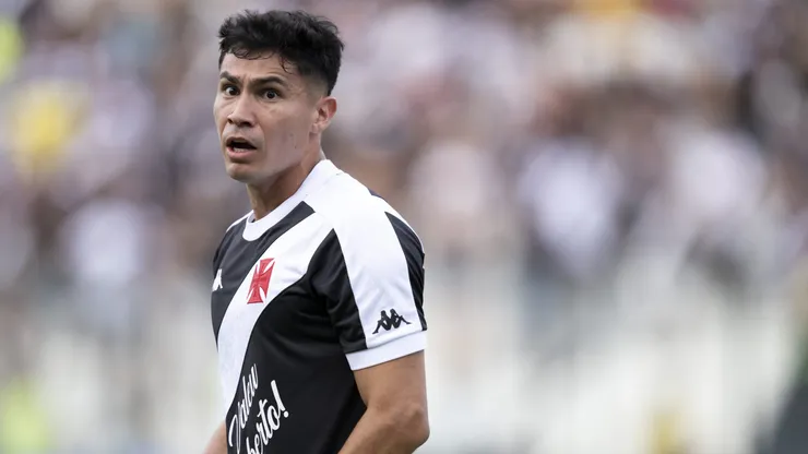 Galdames, jogador do Vasco, durante partida contra o Grêmio (Foto: Jorge Rodrigues/AGIF)