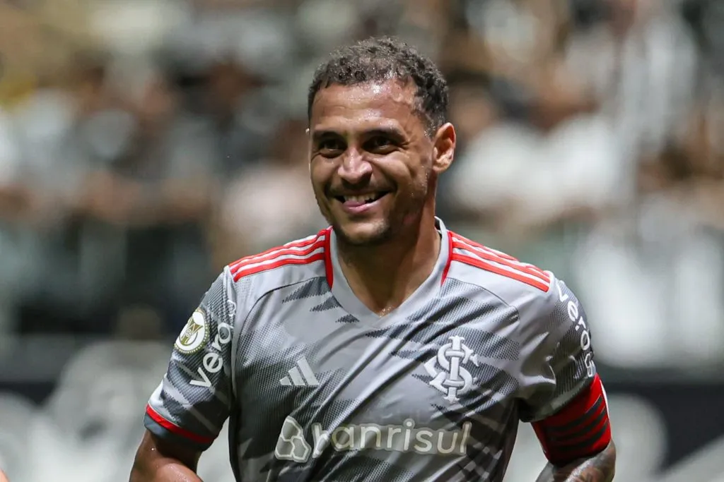 Alan Patrick jogador do Internacional comemora seu gol durante partida contra o Atletico-MG no estadio Arena MRV pelo campeonato Brasileiro A 2024. Foto: Gilson Lobo/AGIF