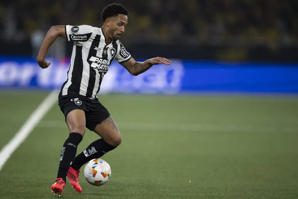 RJ – RIO DE JANEIRO – 23/10/2024 – COPA LIBERTADORES 2024, BOTAFOGO X PENAROL – Vitinho jogador do Botafogo durante partida contra o Penarol no estadio Engenhao pelo campeonato Copa Libertadores 2024. Foto: Jorge Rodrigues/AGIF
