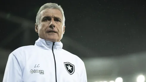 Luis Castro, comandando o Botafogo (Foto: Jorge Rodrigues/AGIF)