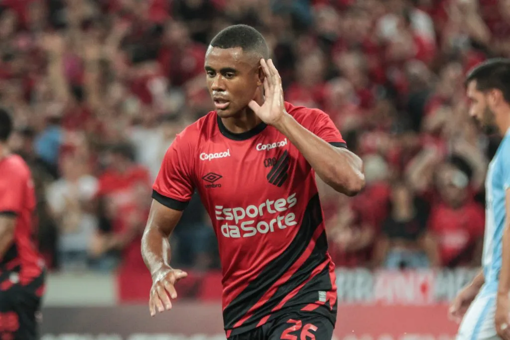 Erick jogador do Athletico-PR comemora seu gol durante partida contra o Londrina no estadio Arena da Baixada pelo campeonato Paranaense 2024. Foto: Robson Mafra/AGIF